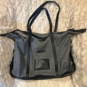 🌻🌻Sherpani large Gray and Black Travel Bag